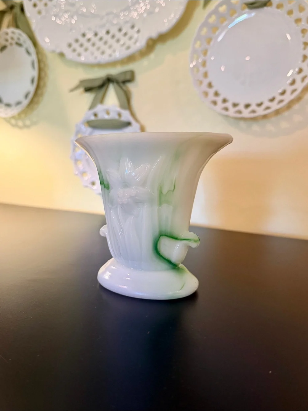 VINTAGE GREEN SLAG GLASS VASE, 1930’S-1940’S.